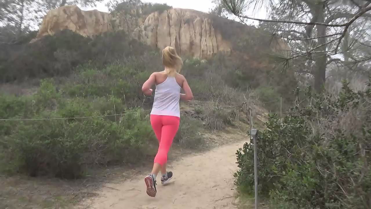 Sexy blonde jogger sucks park