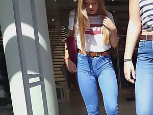 Unbelievable cameltoe in tight jeans - Voyeurs HD