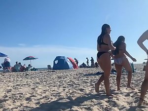 Teen girl with biggest natural boobs on beach - Voyeurs HD
