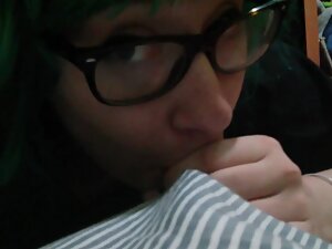 300px x 225px - Green haired girl sucks off a small dick - Voyeurs HD
