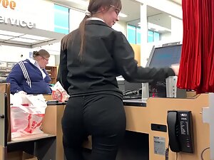Cashier's big butt got a special kind of appeal