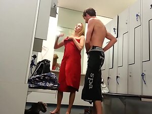 Shared Changing Room - Hot blonde undresses in an unisex locker room - Voyeurs HD