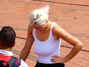 Foxy woman doesn't wear a bra in public - Voyeurs HD